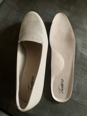 TROTTERS SHOES LOAFERS  LEATHER CREAM SIZE 10 NWT